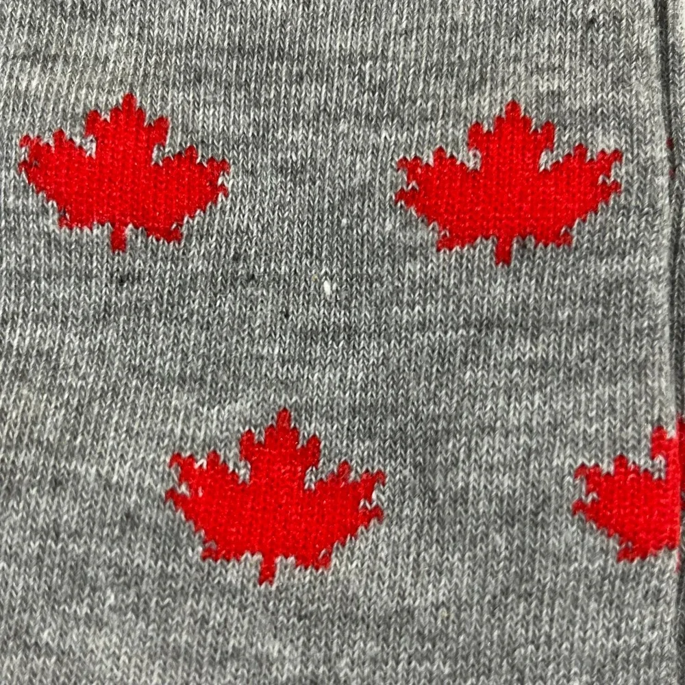 Greenbrier International Canada Crew Socks Mens 6-12 Grey Red Maple Leaf Pattern